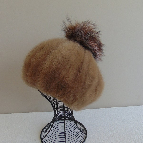 Bonnet en fourrure de vison avec pompon en renard