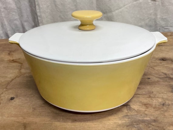 Butterscotch With White Lid Corning Ware 2 1/2 QT Dutch Oven With