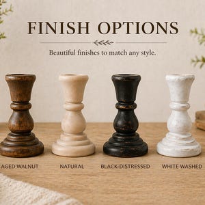 Peut inclure: Quatre bougeoirs en bois dans diff&eacute;rentes finitions : noyer vieilli, naturel, noir vieilli et blanc blanchi. Le texte "FINISH OPTIONS" et "Beautiful finishes to match any style" sont affich&eacute;s au-dessus.