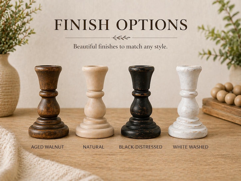Peut inclure: Quatre bougeoirs en bois dans diff&eacute;rentes finitions : noyer vieilli, naturel, noir vieilli et blanc blanchi. Le texte "FINISH OPTIONS" et "Beautiful finishes to match any style" sont affich&eacute;s au-dessus.