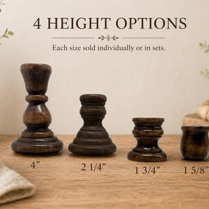 Peut inclure: Quatre bougeoirs en bois de diff&eacute;rentes hauteurs : 10,16 cm, 5,72 cm, 4,45 cm et 4,13 cm. Chacun est de couleur marron fonc&eacute; avec un design tourn&eacute;. Le texte "4 HEIGHT OPTIONS" est en haut.