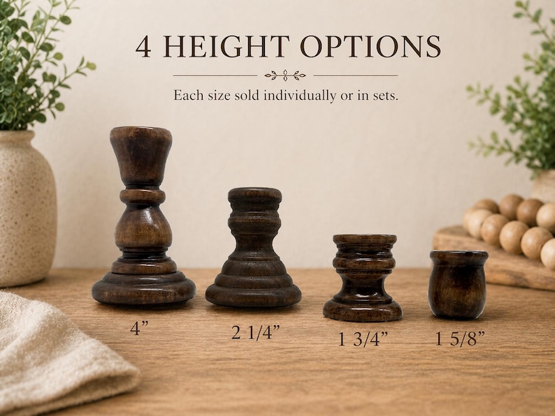 Peut inclure: Quatre bougeoirs en bois de diff&eacute;rentes hauteurs : 10,16 cm, 5,72 cm, 4,45 cm et 4,13 cm. Chacun est de couleur marron fonc&eacute; avec un design tourn&eacute;. Le texte "4 HEIGHT OPTIONS" est en haut.