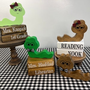 CUTEST PERSONALIZED TEACHER Gift | Wooden Bookworm | Back to School | Reading | Fall Tiered Tray Decor | Retro Book Signs | Classroom