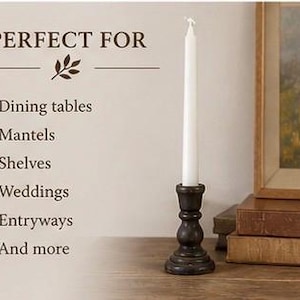 Peut inclure: Une bougie blanche effil&eacute;e dans un bougeoir orn&eacute;, brun fonc&eacute;. Le bougeoir pr&eacute;sente un design tourn&eacute; et d&eacute;taill&eacute;. L'image comprend &eacute;galement le texte "PERFECT FOR" et &eacute;num&egrave;re les tables &agrave; manger, les manteaux, les &eacute;tag&egrave;res, les mariages, les entr&eacute;es et plus encore.