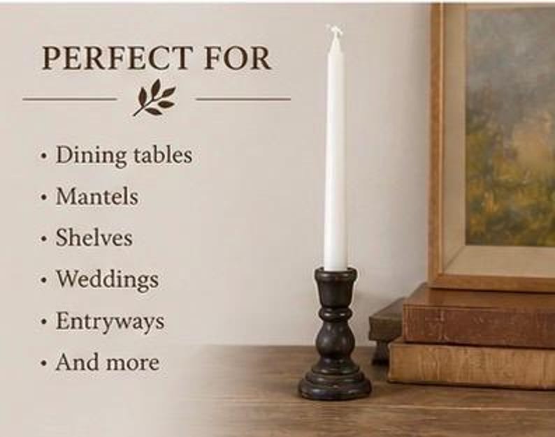 Peut inclure: Une bougie blanche effil&eacute;e dans un bougeoir orn&eacute;, brun fonc&eacute;. Le bougeoir pr&eacute;sente un design tourn&eacute; et d&eacute;taill&eacute;. L'image comprend &eacute;galement le texte "PERFECT FOR" et &eacute;num&egrave;re les tables &agrave; manger, les manteaux, les &eacute;tag&egrave;res, les mariages, les entr&eacute;es et plus encore.