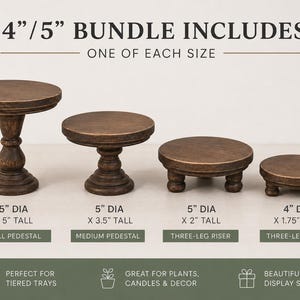 Puede incluir: Un conjunto de cuatro soportes de exhibici&oacute;n de madera marr&oacute;n oscuro con alturas y estilos variados. El texto dice 4"/5" BUNDLE INCLUDES, ONE OF EACH SIZE, con dimensiones espec&iacute;ficas para cada pedestal y elevador de tres patas de 1.75" a 5".