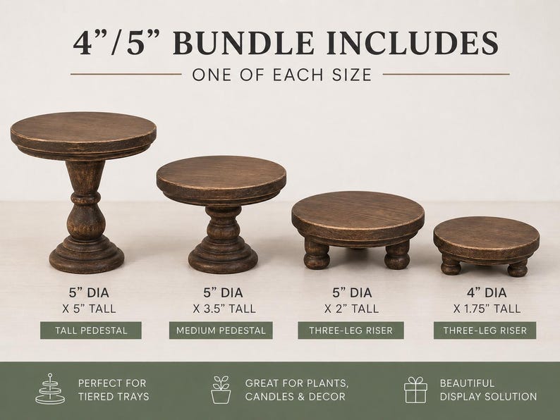 Puede incluir: Un conjunto de cuatro soportes de exhibici&oacute;n de madera marr&oacute;n oscuro con alturas y estilos variados. El texto dice 4"/5" BUNDLE INCLUDES, ONE OF EACH SIZE, con dimensiones espec&iacute;ficas para cada pedestal y elevador de tres patas de 1.75" a 5".