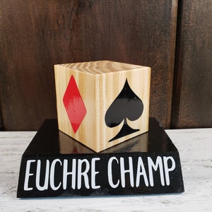 TROPHÉE DU TOURNOI EUCHRE l Bois naturel Trump Cube d'Euchre l « Qu'est-ce que l'atout ? Cube l Dés d'Atout l Marqueur pour costume l Cadeau pour les joueurs de cartes