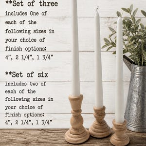 Peut inclure: Trois bougies coniques blanches dans des bougeoirs en bois. Le texte de l'image indique : "Ensemble de trois comprend une de chaque taille dans votre choix de finitions : 10,16 cm, 5,72 cm, 4,45 cm" et "Ensemble de six comprend deux de chaque taille dans votre choix de finitions : 10,16 cm, 5,72 cm, 4,45 cm"