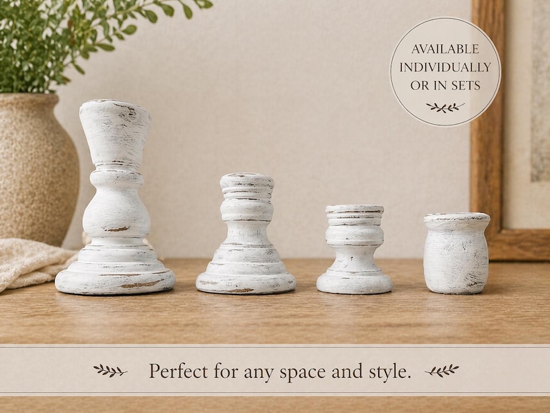 Peut inclure: Quatre bougeoirs en bois blanc vieilli de diff&eacute;rentes hauteurs. Les bougeoirs ont un style rustique et champ&ecirc;tre. Le texte "AVAILABLE INDIVIDUALLY OR IN SETS" est dans un graphique circulaire. Le texte "Perfect for any space and style" est en dessous.