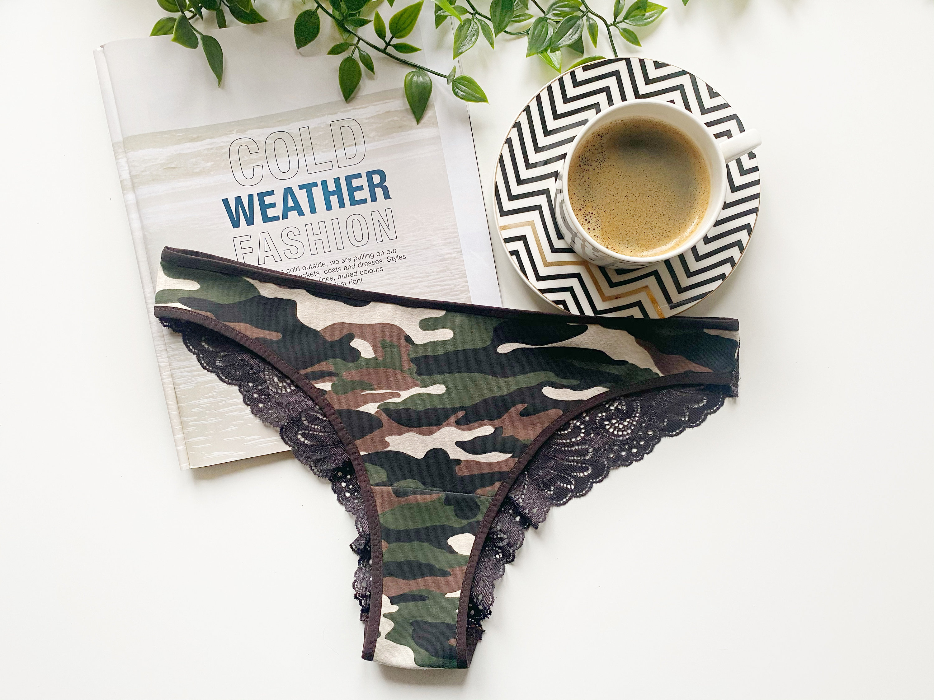 Pantalones de tanga estampado militar para una mujer Khaki encaje