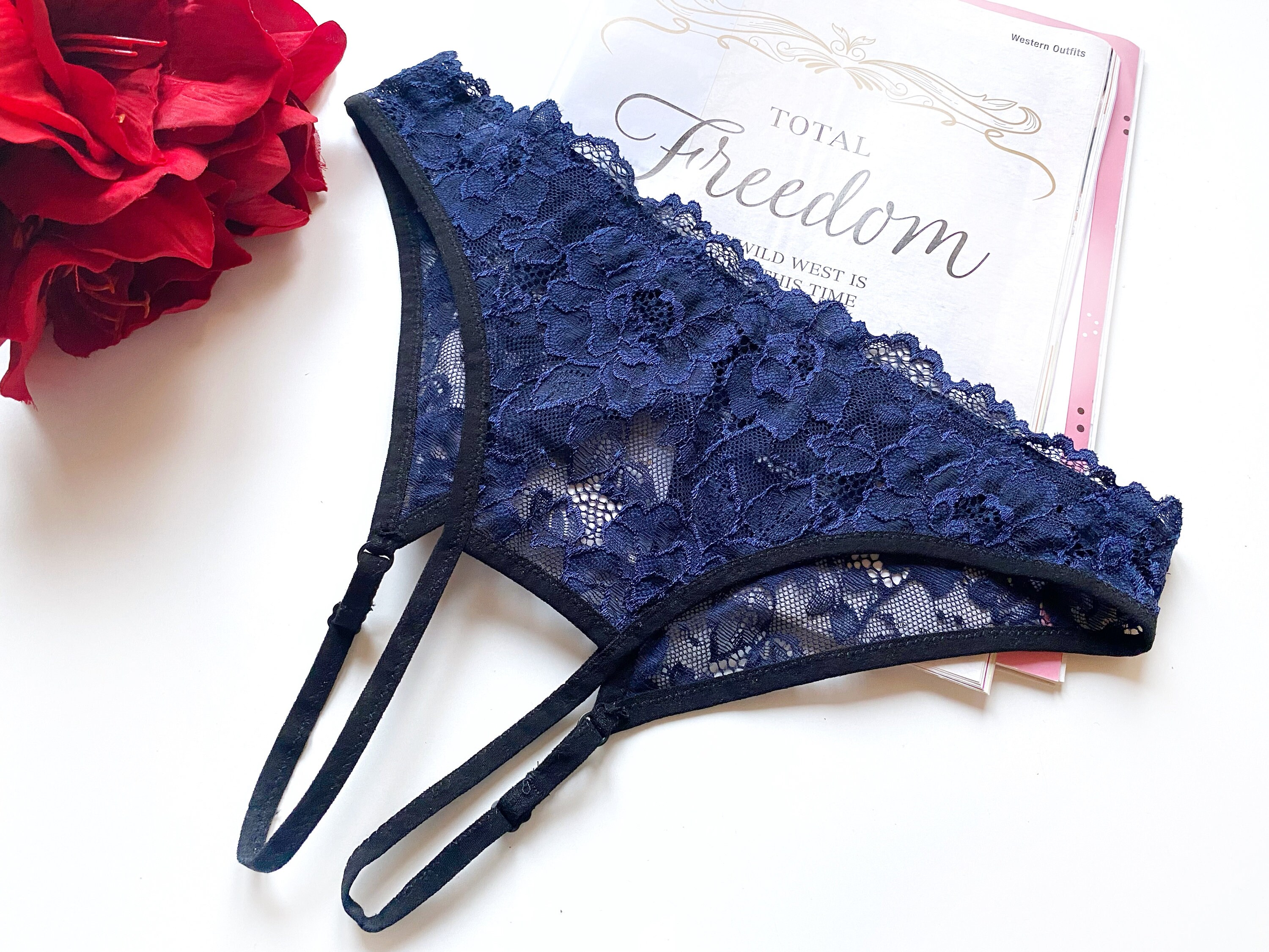 Culotte sans entrejambe en dentelle Culotte de lingerie erotique Culotte en dentelle bleue avec bretelles noires Sous vetements sexy Experience incroyable de sous vetements en dentelle Etsy France