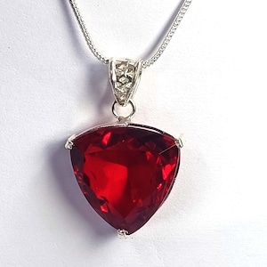 Ciondolo in rubino rosso a forma di trilione, 69,00 ct, in argento 925, pietra preziosa naturale sciolta certificata EGL, codice 6JNV.
