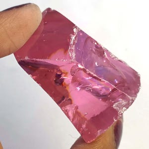 Könnte beinhalten: Ein Satz von drei Keramik-Nistenschalen in Blau-, Grün- und Weißtönen. Die Schalen haben eine gesprenkelte Glasur und ein schlichtes, modernes Design. Die größte Schale hat einen Durchmesser von etwa 15 cm.