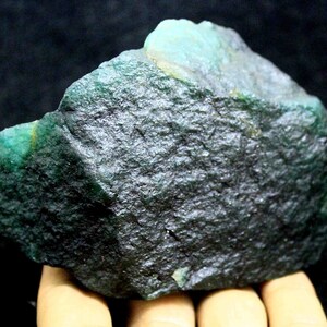 Emerald High-class Quality 2550 Ct Certified Natural Green Emerald Gemstone Rough From Brazilian Chunk Uncut Rough Shape Earth-Mined OKJ