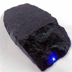 Blauwe saffier natuurlijke ruwe ongesneden 1420 karaat gecertificeerde losse edelsteen semi-transparant van Afrikaanse ruwe saffier edelsteen 5LAP