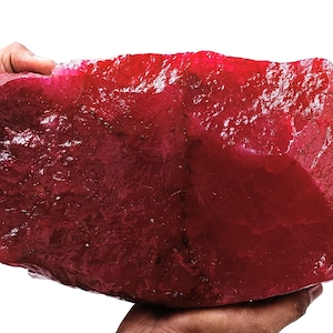 Puede incluir: Una gran gema de rubí rojo sin pulir. El rubí es de un color rojo intenso y rico y tiene un acabado natural sin pulir.