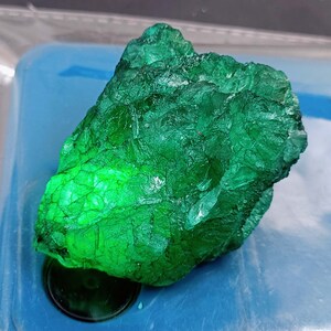 Superior Quality Certified Natural Colombian Green Emerald Raw 300-350 Ct Chunk Uncut Top Quality Earthmined Rocks and Minerals 45x43xmm GRT