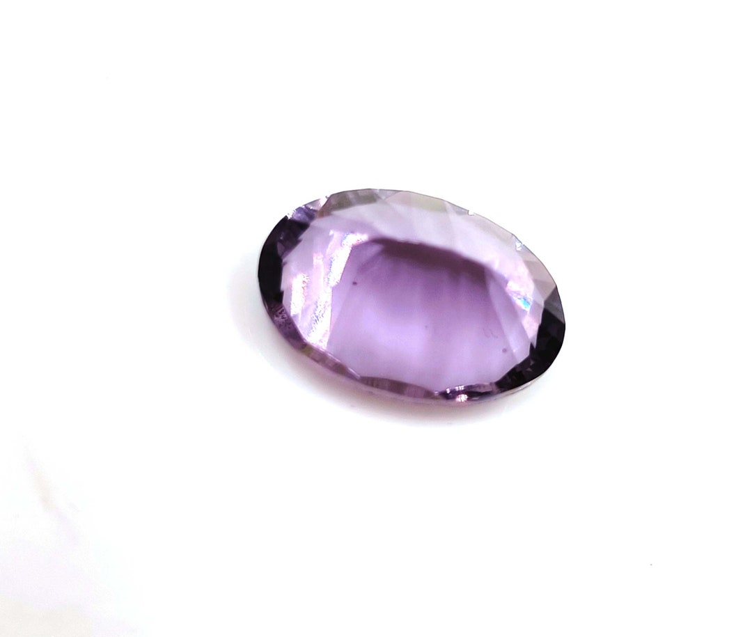 Pierre précieuse certifiée forme ovale taaffeite violette