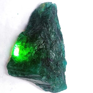 High-Quality Offer 320-350 Carat Certified Natural Colombian Green Emerald Raw Chunk Uncut Raw 70x45x28 mm Rough Shape Healing Power SKU