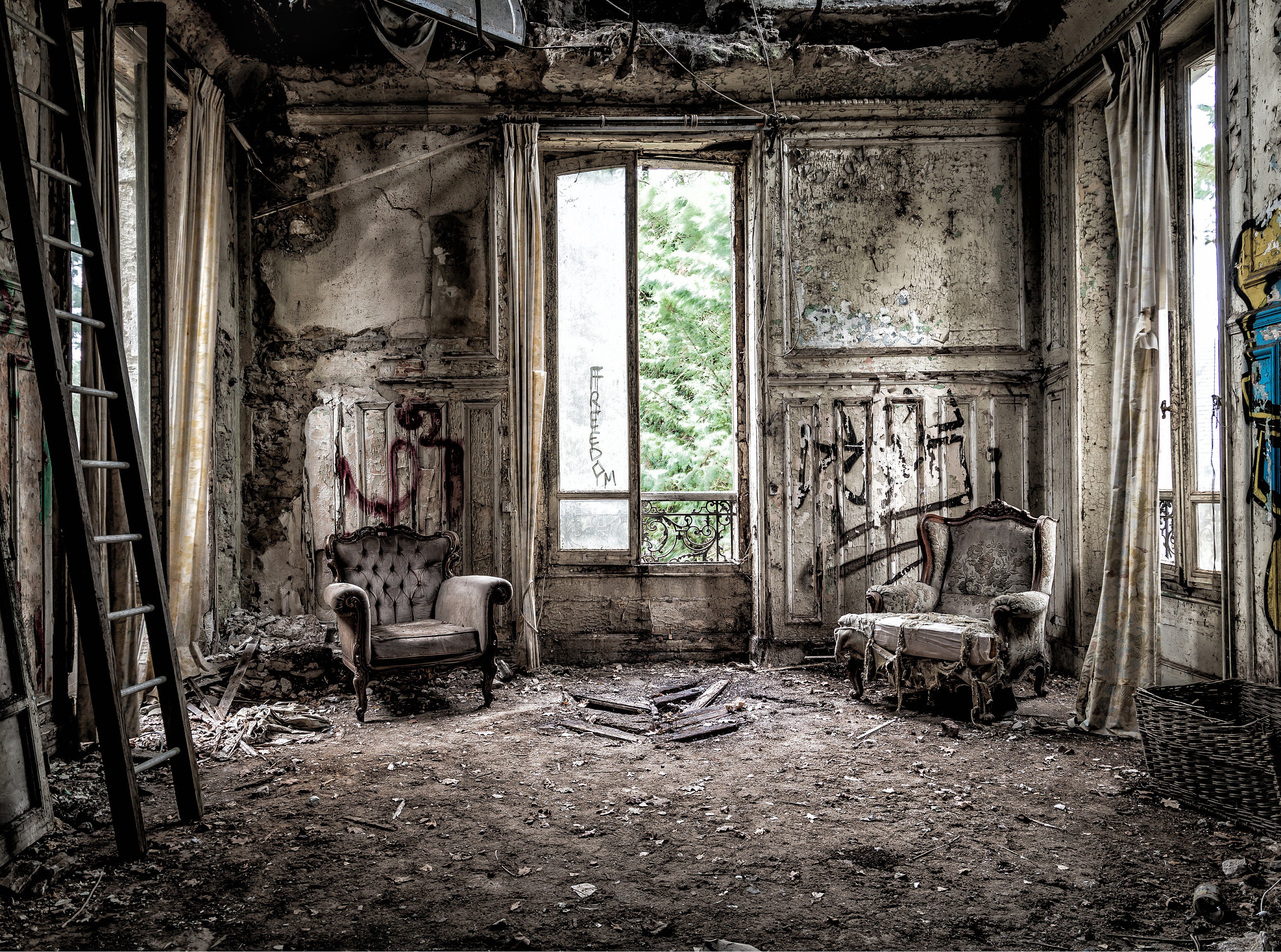 Photographie Urbex Le Salon Endormi Fauteuils Dans Un Château Abandonné
