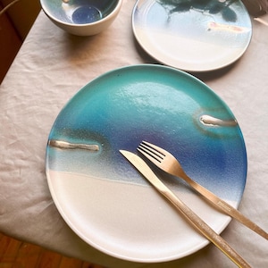 Crème-blauwe dinerbordenset | Met gouden accenten en turkoois-blauwgroen verloop | Handgemaakt ambachtelijk | Magnetron-, vaatwasmachinebestendig servies