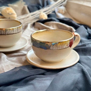 Beige künstlerisches Cappuccino-Tassen- und Untertassen-Set | mit mehrfarbiger Glasur und metallischen Akzenten | Handgefertigtes Keramik-Kaffeeset | Weihnachtsgeschenk