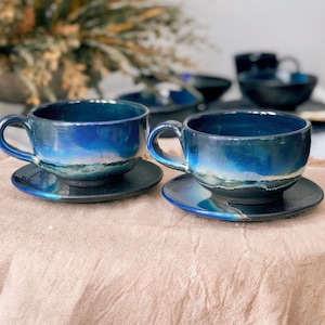 Schwarze Cappuccino-Tasse mit Blautönen und goldmetallischen Glanzstreifen. - Kunstvoll handgefertigte Reduktionsbrennkeramikbecher