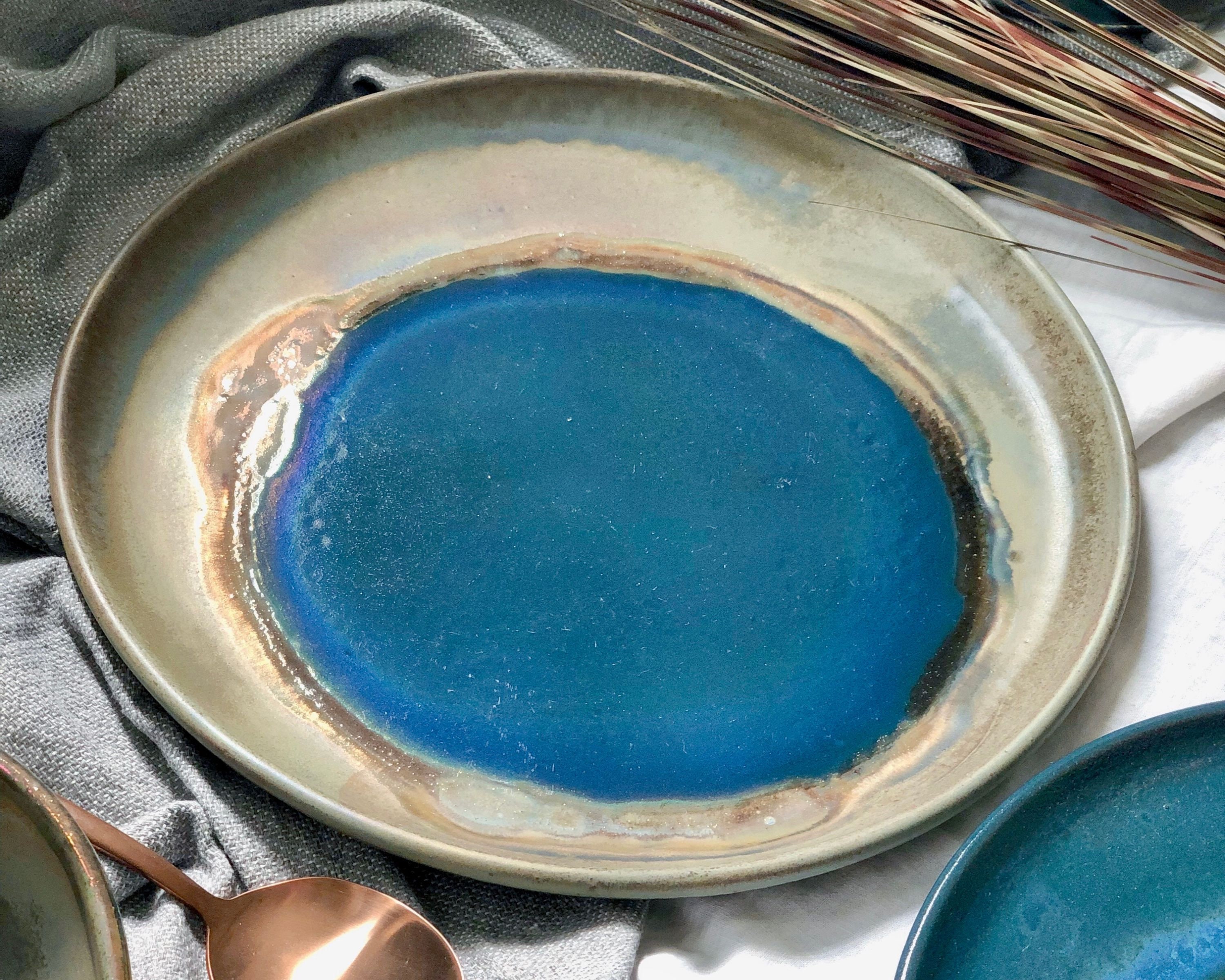 Comprar plato de cerámica con decorado negro en azules