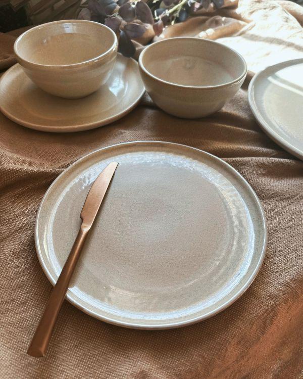 CALLE Sleek White And Iridescent Plate