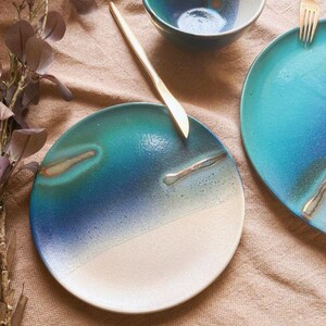 Set di piatti da insalata in ceramica fatti a mano: stoviglie blu costiere con oro