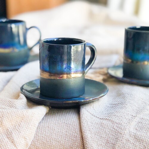 Zwarte, blauwe en gouden kopjesset | Schotel optioneel | voor espresso of Arabische/Turkse koffie | Mat, glanzend met metallic streep | Artistiek aardewerk