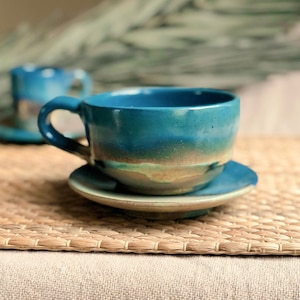 Faded Green & Peacock Blue Cappuccino-Tasse mit goldmetallischen Glanzdetails und Glasur - Künstlerisches Reduktionsbrand-Trinkgeschirr