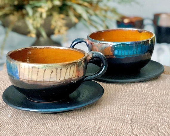 Set nero con tazza grande e piattino / con bordo multicolore e disegno  astratto / per cappuccino, latte, caffè, cioccolata calda, tè / regalo per  le feste -  Italia