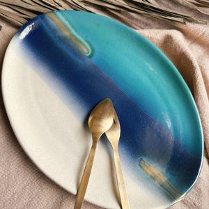 Bandeja para servir color crema y azul / Acentos dorados y degradado verde azulado/turquesa / Ovalada / Para aperitivos, platos principales, mini sándwiches / Artesanal