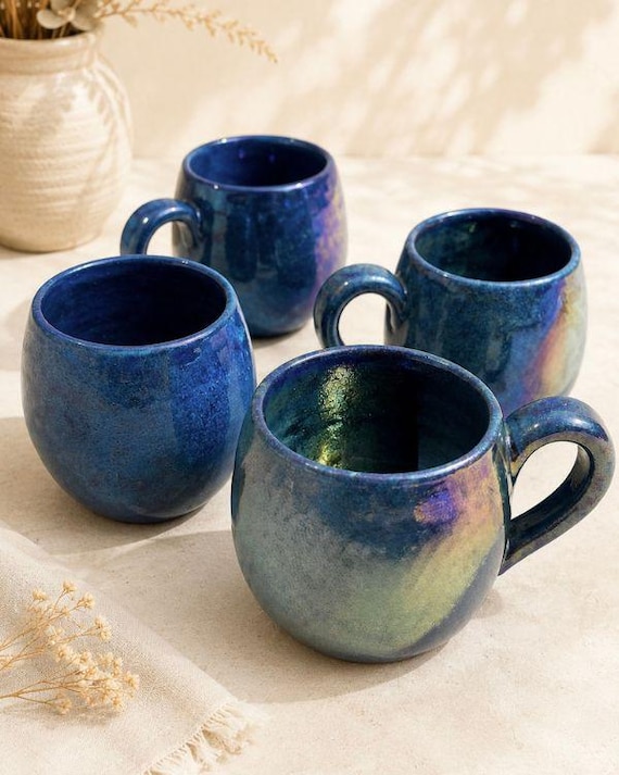 Taza de cerámica artesanal con esmalte cósmico / Taza de café iridiscente azul intenso