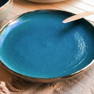 Service d&#39;assiettes fait main en céramique bleu paon : vaisselle à rebord métallique
