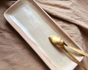 Półmisek do serwowania kremów z rustykalnym beżowym brzegiem | Perłowe, opalizujące wykończenie | Prostokątny talerz ceramiczny | do przystawek, sushi