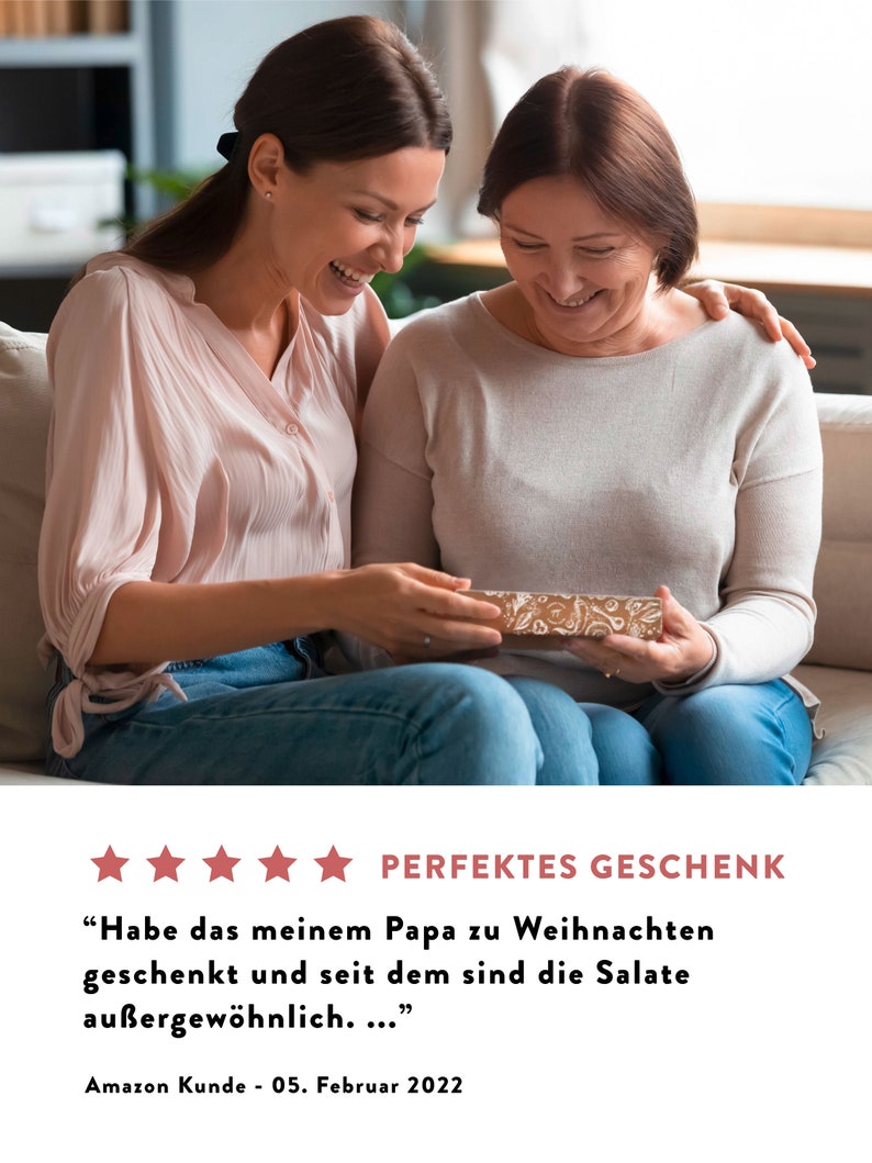 May include: Two people are smiling while looking at a gift box. The text on the image reads "PERFEKTES GESCHENK" and "Habe das meinem Papa zu Weihnachten geschenkt und seit dem sind die Salate au&szlig;ergew&ouml;hnlich..."  Amazon Kunde - 05. Februar 2022