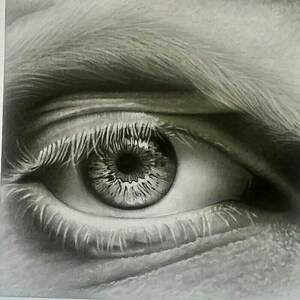 Puede incluir: Un dibujo en blanco y negro de primer plano de un ojo humano. El ojo está abierto y mirando directamente al espectador. Las pestañas son visibles y detalladas.