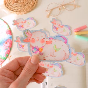 Flocon de vinyle autocollant - Agneau ailé | Stickers bujo, Stickers agenda, Sticker scrapbooking, Sticker fée, Sticker personnage, Sticker animal