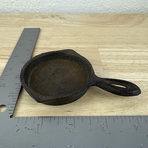 Miniature Metal Cast Iron Skillet Ashtray Trinket Jewelry Holder Spoon Rest