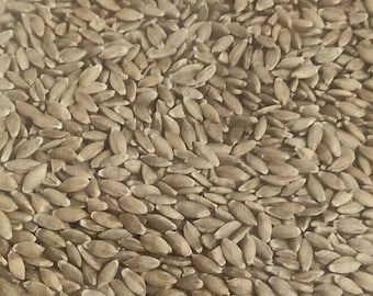Könnte beinhalten: Nahaufnahme einer Schüssel mit braunen Reiskörnern.
