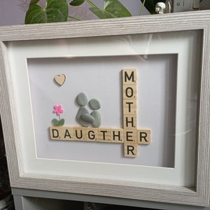Marco de personas de guijarros madre e hija, letras de Scrabble, regalo del día de la madre, regalo de cumpleaños