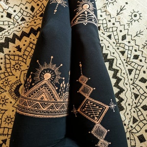 Sol dorado. Leggings hechos a mano. Yoga Meditación Pantalones de Flores Hippy Boho Inusual Festival Navidad Sostenible. Regalo para mujer