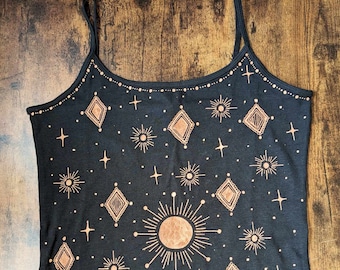 Chaleco Celestial. Camiseta superior con correa unisex para mujer, algodón, ropa de verano hecha a mano, ropa negra boho del festival hippie.