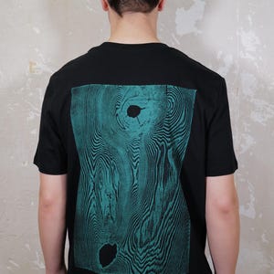 Unisex biologisch T-shirt met rugprint Zwart Groen Houtnerf Handgemaakt Eén kleur print Dennen Japan