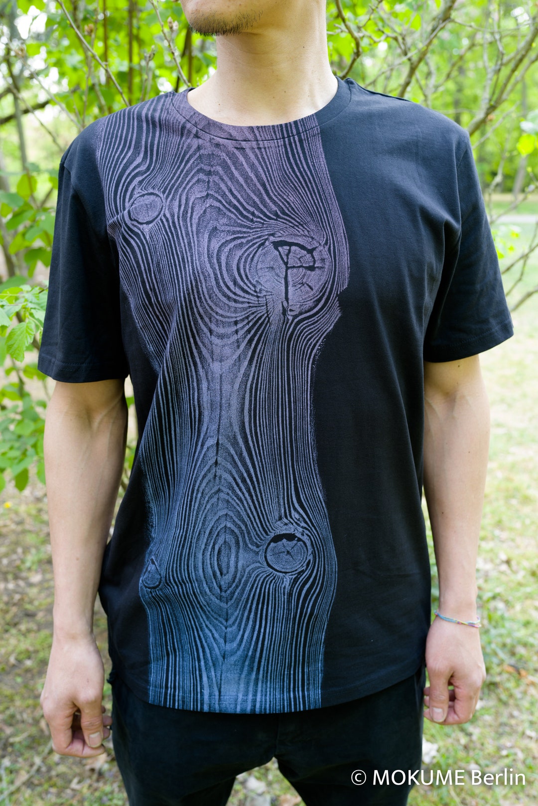 organic cotton a plain black t-shirt
