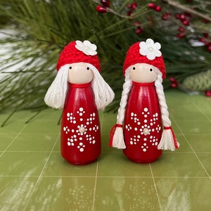 Christmas Peg Doll Girl in Flower Hat/Hand-painted Snowflake Miniature Peg Doll/Pretend Play/Holiday Decor/Christmas Gift/Christmas Ornament