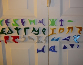 Ímãs de geladeira personalizados com o alfabeto Klingon impressos em 3D